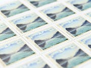 Die Schweizerische Post lässt bestimmte Briefmarken in Deutschland drucken, weil die gewünschte Qualität von inländischen Anbietern nicht gewährleistet werden kann. (Bild: KEYSTONE/ANTHONY ANEX)