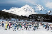 Das langgezogene Marathon-Feld skatet über den Silsersee. (Bild: Andy Mettler/Swiss-Image (Sils, 10. März 2019))