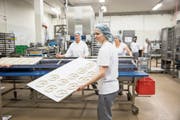 Die Brezelkönig-Produktion in Emmen läuft auf Hochtouren. (Bild: Manuela Jans-Koch, 8. März 2019)