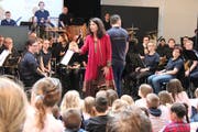 Die Stadtharmonie und die Märchenerzählerin Manuela Baumann boten mit dem «Gestiefelten Kater» beste Unterhaltung. (Bild: Barbara Hettich)