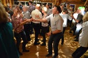 Die Tanzbegeisterten nutzen die Oldies Night in der Hirscheschüür. (Bild: Sara Carracedo)