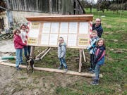 Familienangelegenheit: Die Schärs brechen die Infotafel mit der achtseitigen Rekursschrift wieder ab. (Bild: Kurt Lichtensteiger)