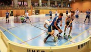 Kein Durchkommen: Adrian Altherr beisst sich an der Glattaler Abwehr die Zähne aus. (Bild: Robert Kucera)