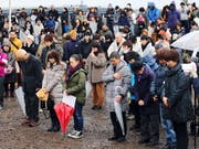Mit einer Schweigeminute gedenken Japaner der Opfer der Tsunami-Katastrophe vor acht Jahren. (Bild: KEYSTONE/EPA JIJI PRESS)