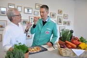 Lukas Schneider (rechts) testet mit seinem Kollegen Mani Kohlen eine Fertigpizza, dikskutiert und dokumentiert. (Bild: Ursula Wegstein)