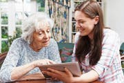 Besonders begabt sind viele Jugendliche in der Benutzung von technischen Geräten. (Bild: pd)