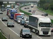 Der Bund investiert Milliarden, um den Verkehrskollaps auf den Autobahnen zu verhindern. (Bild: KEYSTONE/STEFFEN SCHMIDT)