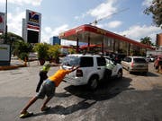 Wegen des Stromausfalls sind in Venezuela nur noch wenige Tankstellen offen. (Bild: KEYSTONE/AP/EDUARDO VERDUGO)