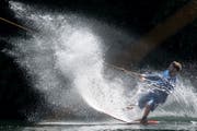 Erfrischend: Ein Wakeboarder geniesst in Nordrhein-Westfalen den Ritt auf den Wellen. (Bild: Federico Gambarini/Keystone, 17. Mai 2017)
