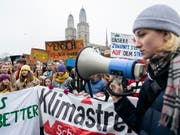 Jugendliche demonstrieren Anfang Februar in Zürich gegen die gegenwärtige Klimapolitik. (Bild: KEYSTONE/ENNIO LEANZA)