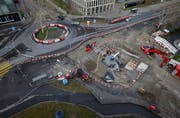 Der provisorische Kreisel bei der Aabachstrasse wird an den ursprünglichen Standort versetzt. (Bild: Stefan Kaiser, Zug, 11. März 2019)