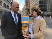 Einsatz in Manhattan: Bundesrat Alain Berset mit Sylvie Durrer, Direktorin des Eidgenössischen Büros für Gleichstellung von Frau und Mann (EBG), vor der Schweizer Uno-Mission an der Third Avenue in New York. (Bild: Roman Elsener) (Bild: Roman Elsener)