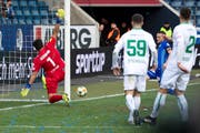 Spätestens hier war die Partie verloren: Christian Schneuwly bezwingt St.Gallen-Goalie Daniel Lopar zum 2:0. (Bild: Keystone)