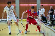 Zug (Steven Fiechter, links) hat gegen Köniz (Oliver Schmocker) das Nachsehen. (Bild: Patrick Hürlimann, Zug, 3. März 2019)