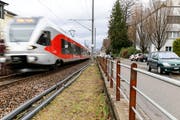 Geht es nach dem Ständerat, verlaufen 2035 hier, entlang der Eisenbahnstrasse in Rorschach, zwei Gleise. (Bild: Rudolf Hirtl)