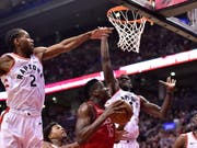 Clint Capela (am Ball) war für Houston in Dallas unter dem Korb herausragend (Bild: KEYSTONE/AP The Canadian Press/FRANK GUNN)