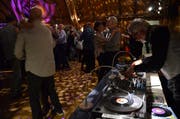 DJ Jörg Burri legt sei 23 Jahren einmal jährlich in der Hischeschüür Oldies auf. (Bild: Sara Carracedo)