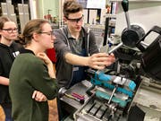 Frauenpower an der Werkbank: Teilnehmerinnen am Swiss-Tec-Ladies-Mentoringprogramms im Produktionsbetrieb des Flawiler Werkzeug- und Formenbauers Büchler Reinli + Spitzli AG. (Bild: Andrea Häusler)