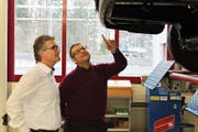 Toni Epp, Vorsteher des Amts für Strassen- und Schiffsverkehr (links), und Sicherheitsdirektor Dimitri Moretti begutachten ein Auto. (Bild: Markus Zwyssig, Altdorf, 11. März 2019)