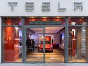 Tesla schliesst doch weniger Läden als angekündigt, erhöht dafür aber die Preise der Fahrzeuge. Im Bild: Tesla-Showroom in Berlin. (Bild: KEYSTONE/EPA/JENS SCHLUETER)