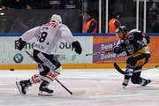 Brian Flynn zieht ab. Der EVZ-Stürmer gehörte im ersten Viertelfinalspiel gegen Lugano zu den auffälligsten Protagonisten. (Bild: Patrick Straub/Freshfocus (Zug, 9. März 2019))