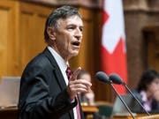 Der Aargauer SVP-Nationalrat Luzi Stamm hat sich in ärztliche Behandlung begeben. Seine Kantonalpartei konnte ihn davon überzeugen, weil sie sich seit längerer Zeit um dessen Gesundheitszustand sorgt. (Bild: KEYSTONE/PETER SCHNEIDER)