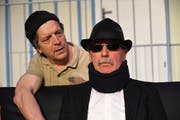 Max Dillier spielt einen Toten (vorne). In dieser Szene ist er mit Walter Hartmann zu sehen. (Bild: Romano Cuonz, Sarnen, 9. März 2019)