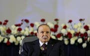 Abdelaziz Bouteflika ist schon seit zwei Jahrzehnten an der Macht. Seit einigen Jahren ist er aber aufgrund mehrerer Schlaganfälle schwer gezeichnet. (Bild: Mohammed Messara/EPA; Algier, 28. April 2014)