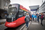Seit dem Fahrplanwechsel im Dezember verkehren die neuen Tango-Züge der Appenzeller Bahnen direkt zwischen Trogen, St.Gallen und Appenzell. (Bild: Ralph Ribi - 19. Oktober 2018)