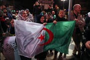 Nachdem Präsident Bouteflika gestern seinen Verzicht angekündigt hatte, feierten Bürger auf den Strassen der Hauptstadt Algier. (Bild: Mohammed Messara/EPA)
