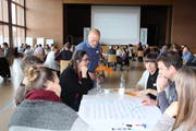 Freiwillige Einwohner diskutieren gruppenweise über die Zukunft von Egnach. (Bild: Trudi Krieg)