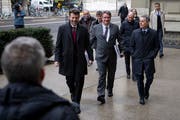 Auf dem Weg zum Hearing (von links): Staatssekretär Balzaretti, SP-Chef Levrat, Bundesrat Cassis. Anthony Anex/Keystone