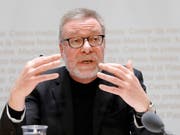 Die Unabhängige Expertenkommission (UEK) des Bundes zur Aufarbeitung der administrativen Versorgungen in der Schweiz bis 1981 hat erste Ergebnisse ihrer Arbeit präsentiert. Der Präsident der UEK, Markus Notter, erläuterte an einer Medienkonferenz in Bern das Vorgehen. (Bild: KEYSTONE/PETER KLAUNZER)