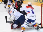 Goalie Lukas Flüeler (links) von den ZSC Lions wird ab sofort seine Rückenbeschwerden auskurieren (Bild: KEYSTONE/TI-PRESS/ALESSANDRO CRINARI)