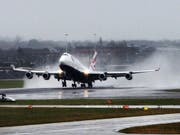 Umstrittene Ausbaupläne: Der britische Grossflughafen Heathrow im Westen Londons soll eine dritte Start- und Landebahn erhalten. (Bild: KEYSTONE/EPA/ANDY RAIN)