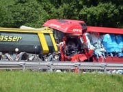 Der Personenwagen wurde so stark zerdrückt, dass er auf Bildern zwischen den beiden Lastwagen kaum zu erkennen war. (Bild: Keystone/KEYSTONE/TI-PRESS/RESCUE MEDIA)