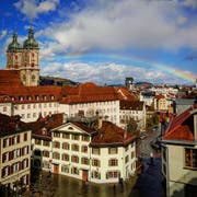 Sturmwinde, Regenschauer, blauer Himmel, vom Wind zerfledderte Wolkentürme - und einmal sogar ein schwacher Regenbogen (im Bild neben den Türmen der Kathedrale): Der Sonntag wartete mit richtigem Aprilwetter auf - obwohl wir ja erst März haben. (Bild: Sandro Büchler - 10. März 2019)