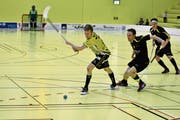 Entscheidender Schlag zum Ligaerhalt: Ramon Hunziker (links) und seine Kollegen müssen auch im zweiten Playout-Spiel gegen Toggenburg lange zittern, schaffen aber mit einem 3:1-Sieg die Rettung. (Bild: Archiv/ys)