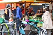 Der freitäglich Bauernmarkt erfreut sich bei vielen St.Gallerinnen und St.Gallern grosser Beliebtheit. Entsprechend ist der Andrang. (Bild: Reto Voneschen - 6. Juli 2018)