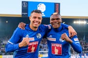 Es läuft wieder beim FCL – Verteidiger Lucas Alves und Stürmer Blessing Eleke freuen sich über den Sieg gegen St.Gallen. (Bild: Martin Meienberger/freshfocus)