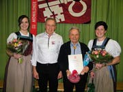 Eingerahmt von Ehrendamen: das neue Ehrenmitglied Sepp Mathis (rechts) mit seinem Nachfolger als Obmann Dölf Lussi. (Bild: Franz Odermatt, Stans, 9. März 2019)