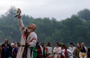 Ein Schamane im 200 Kilometer südwestlich von Moskau gelegenen Malojaroslawez richtet ein Gebet an die Götter. (Archivbild: Sergei Ponomarew/AP; 20. Juni 2009)