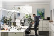 Der Schalter im Betreibungsamt: Die Angestellten arbeiten hinter Sicherheitsglas. (Bild: Hanspeter Schiess)