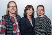 Die Referentin Regierungsrätin Heidi Hanselmann (Mitte) und die neuen Ehrenmitglieder Brigitte Sprecher und Bernhard Vögeli. (Bild: PD)