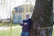Trauerweide, Gredhaus und Ufer bieten ideale Voraussetzungen für das Freilichttheater. «Die Zuschauer haben freien Blick auf den See und die Abendstimmung», sagt Andreas Lutz. (Bild: Jolanda Riedener)
