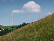 Bis zu 180 Meter hoch hätten die Windturbinen bei Court in den Himmel geragt. (Bild: KEYSTONE/CHRISTIAN BEUTLER)