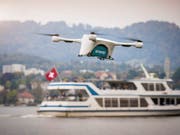 Eine Postdrohne transportiert Laborproben über den Zürichsee. Ausgewählte Drohnenbetreiber in der Schweiz können in einem Testversuch eine automatisierte und manuelle Fluggenehmigung für den Flug in zwei von Skyguide kontrollierten Lufträumen in Lugano und im Kanton Genf anfordern. (Bild: KEYSTONE/AP Matternet)