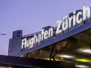 Der Flughafen Zürich hat im vergangenen Geschäftsjahr vom rekordhohen Passagieraufkommen profitiert und den Umsatz deutlich gesteigert. Der Gewinn fiel dagegen wegen Sondereffekten tiefer aus. (Bild: KEYSTONE/GAETAN BALLY)