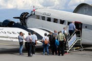 Passagiere betreten eine Ju-52 der Ju-Air in Dübendorf. (Bild: Walter Bieri/Keystone; Dübendorf, 17. August 2018)
