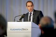 Stephan Widrig, CEO des Flughafen Zürich, spricht an der Bilanzmedienkonferenz auch das Thema Klimaschutz an. (KEYSTONE/Walter Bieri)